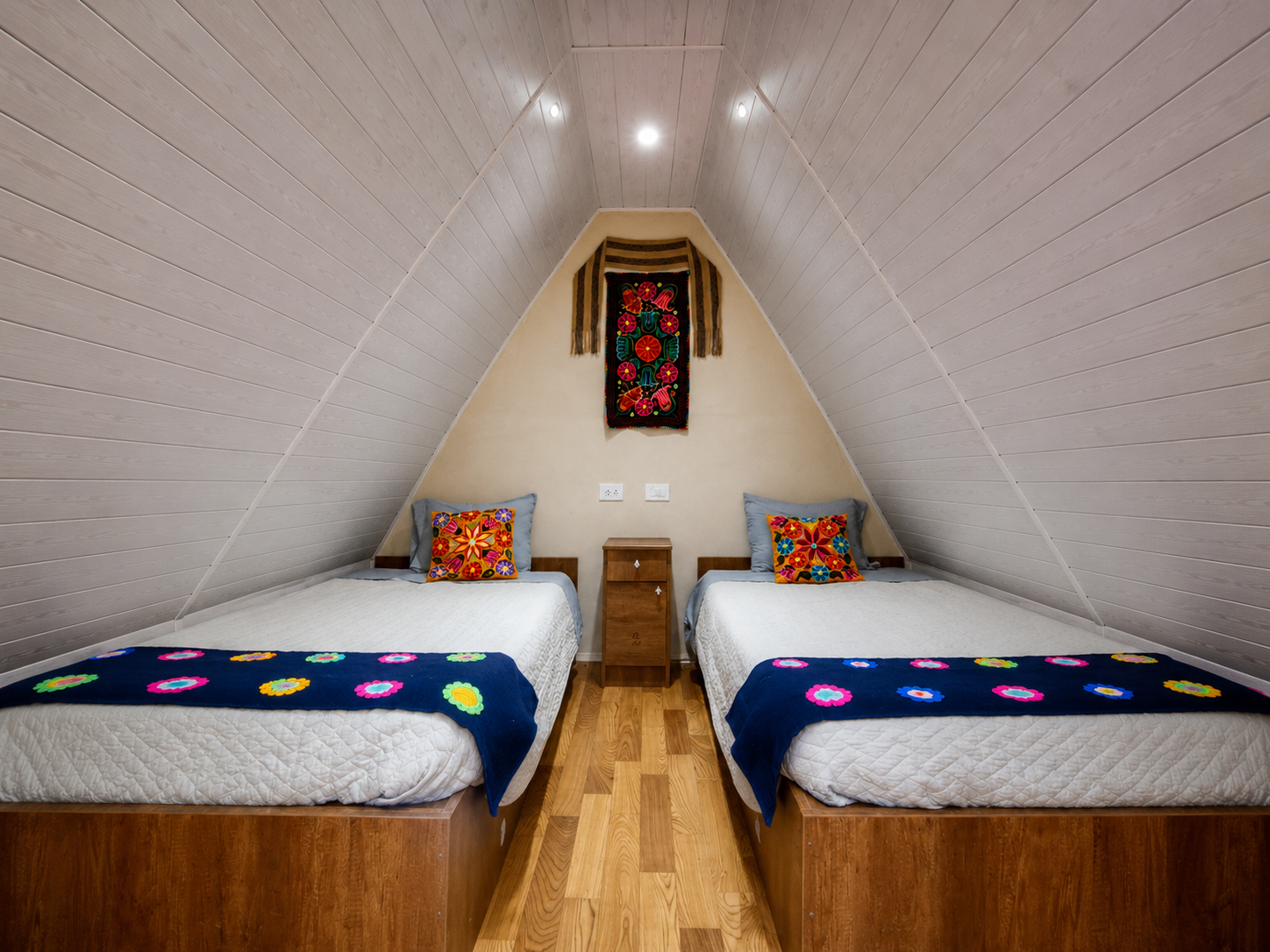 Cama individual con textiles andinos