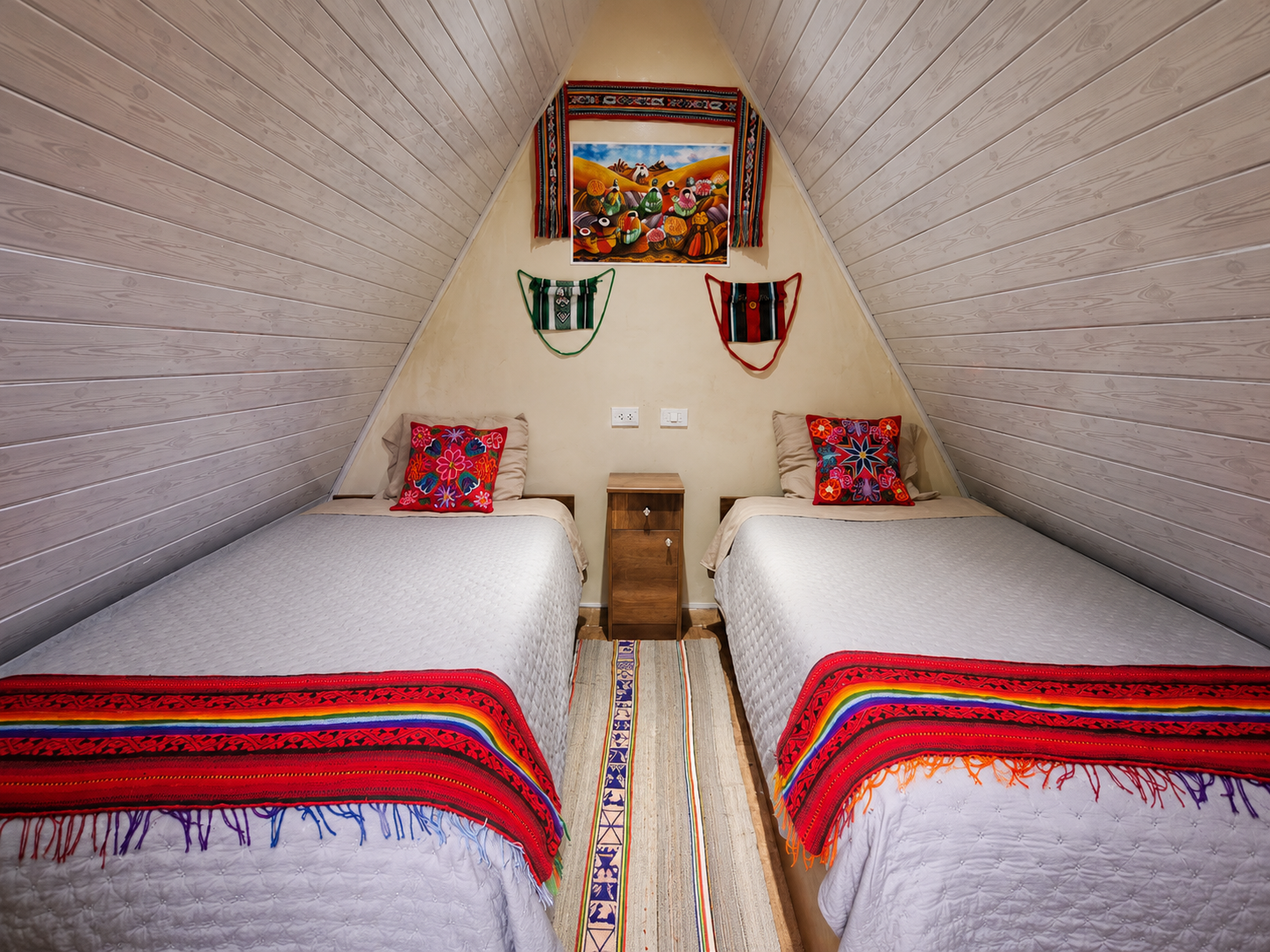 Interior de la cabaña con dos camas individuales