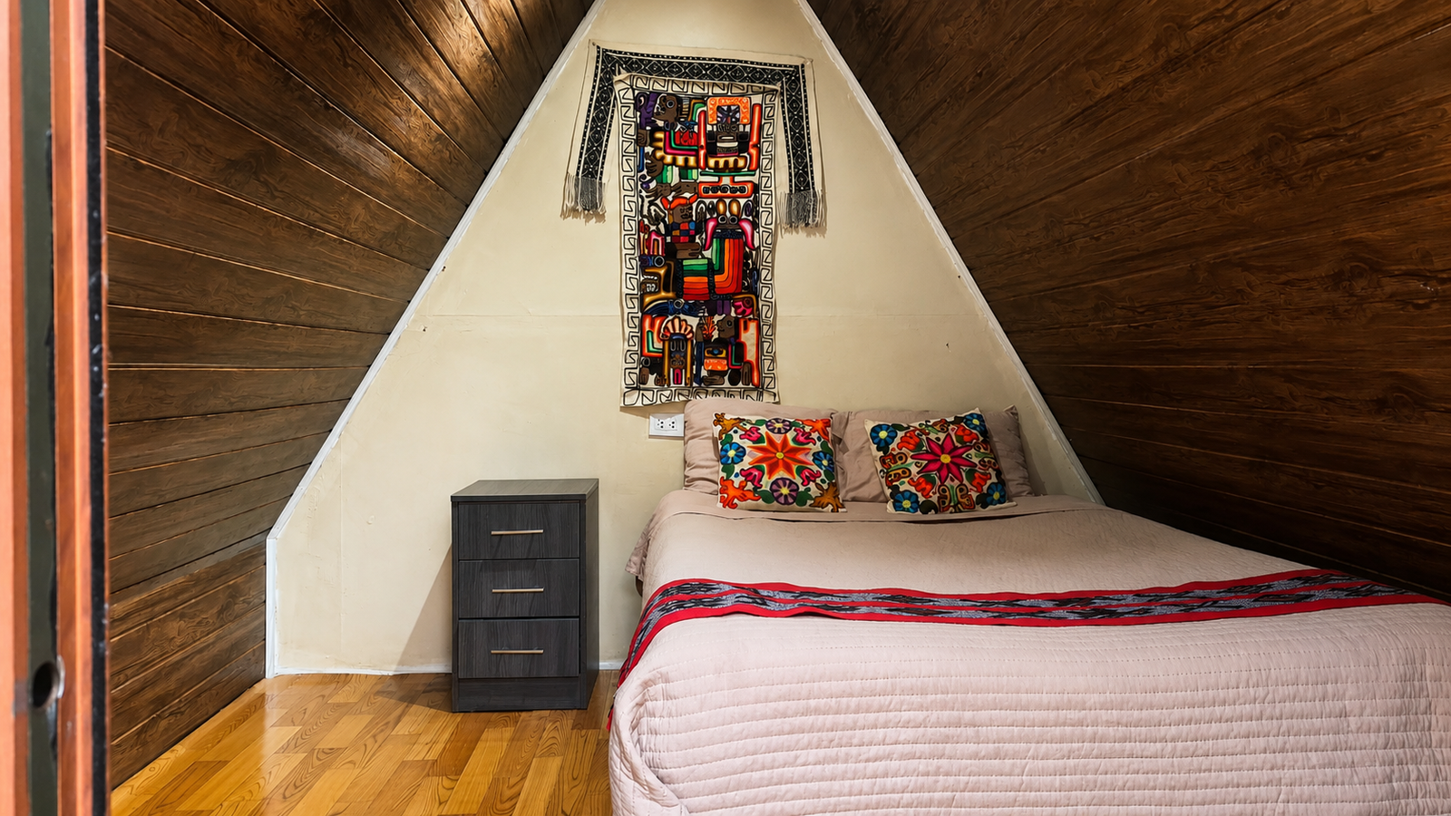Interior de la cabaña con cama matrimonial